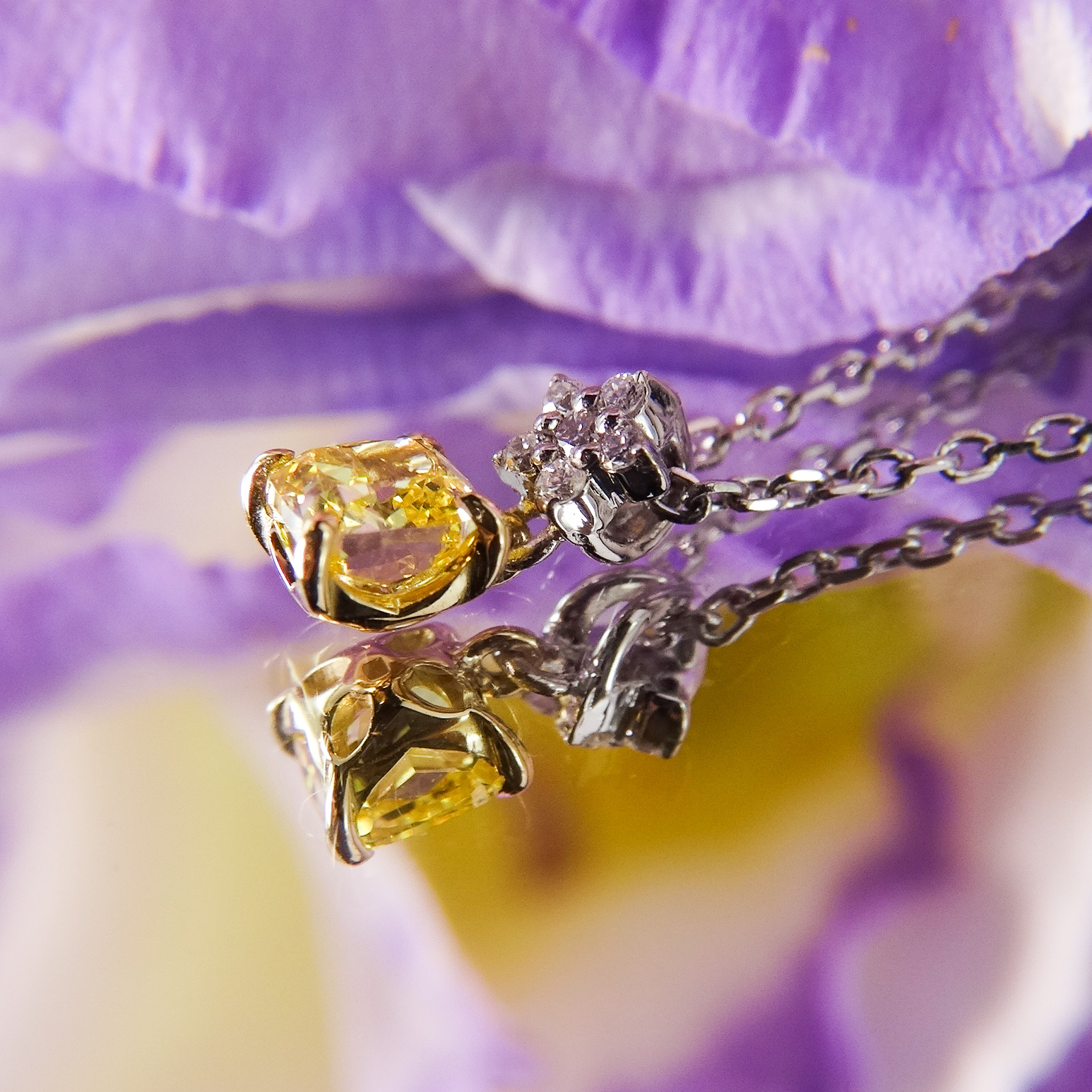 ファンシーヴィヴィッドダイアモンドの華やかペンダント