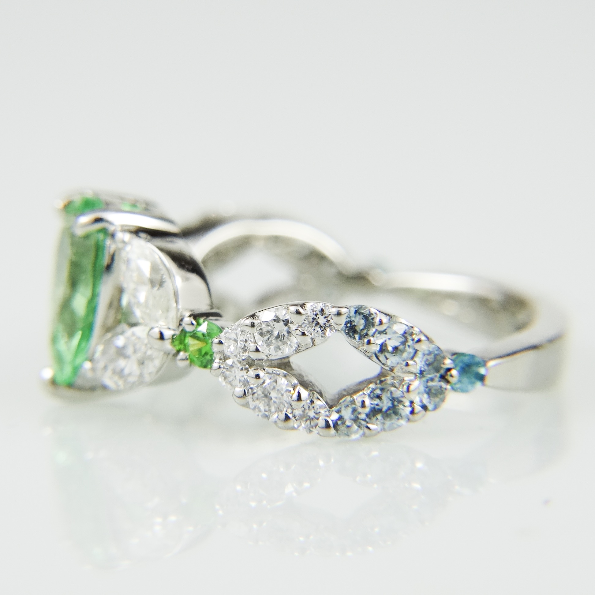 指先に輝くミントのきらめき　ミントグリーンガーネットの華やかリング