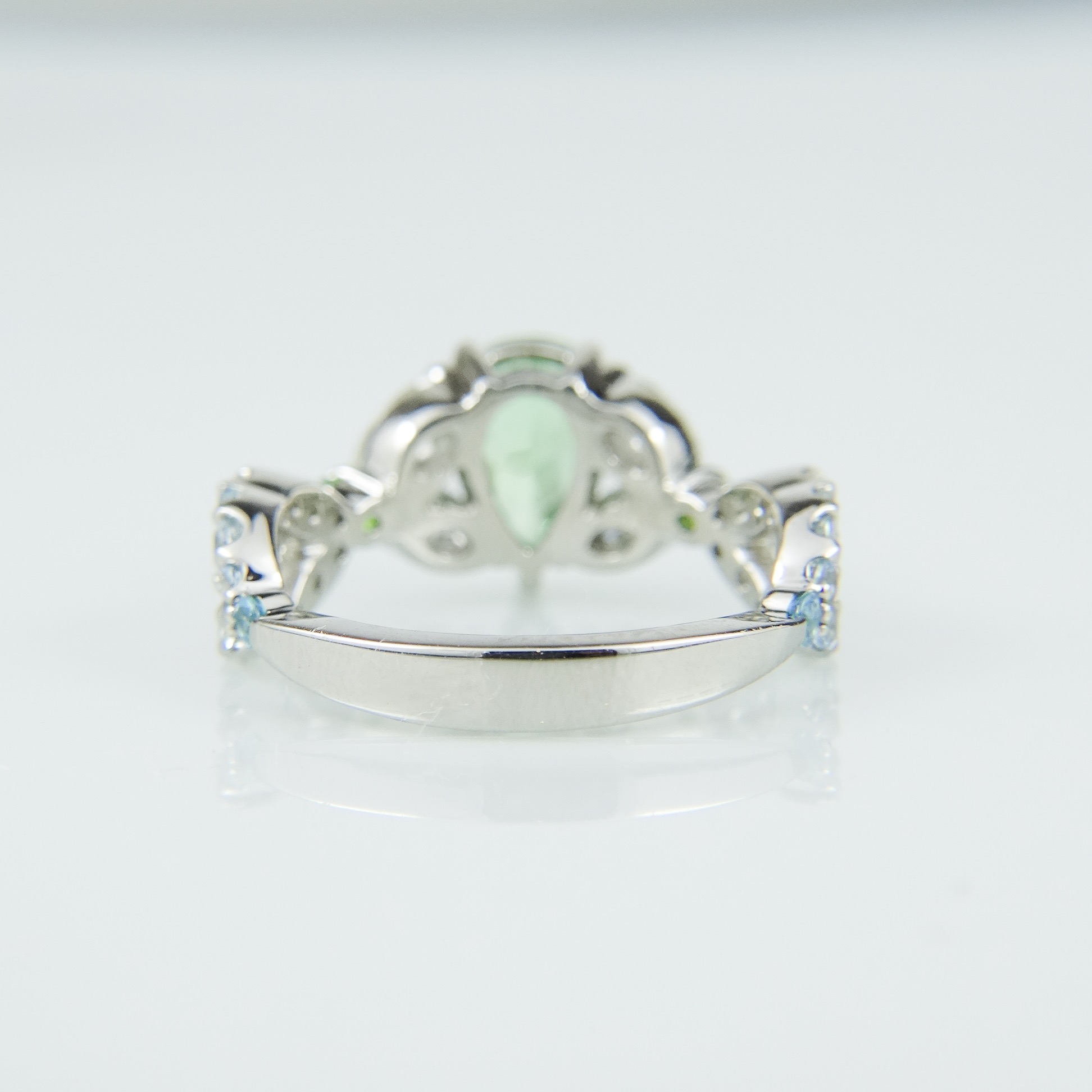 指先に輝くミントのきらめき　ミントグリーンガーネットの華やかリング
