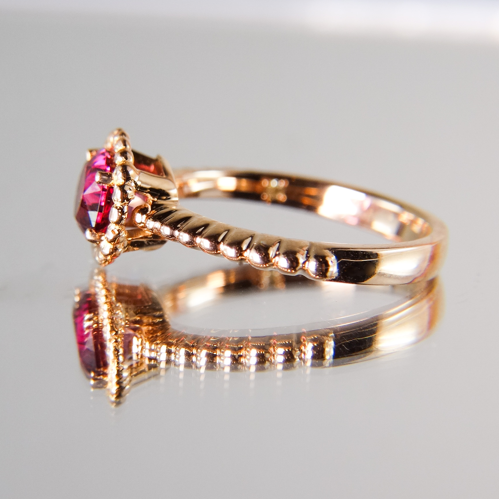 大粒石をカジュアルに　普段着のガーネット