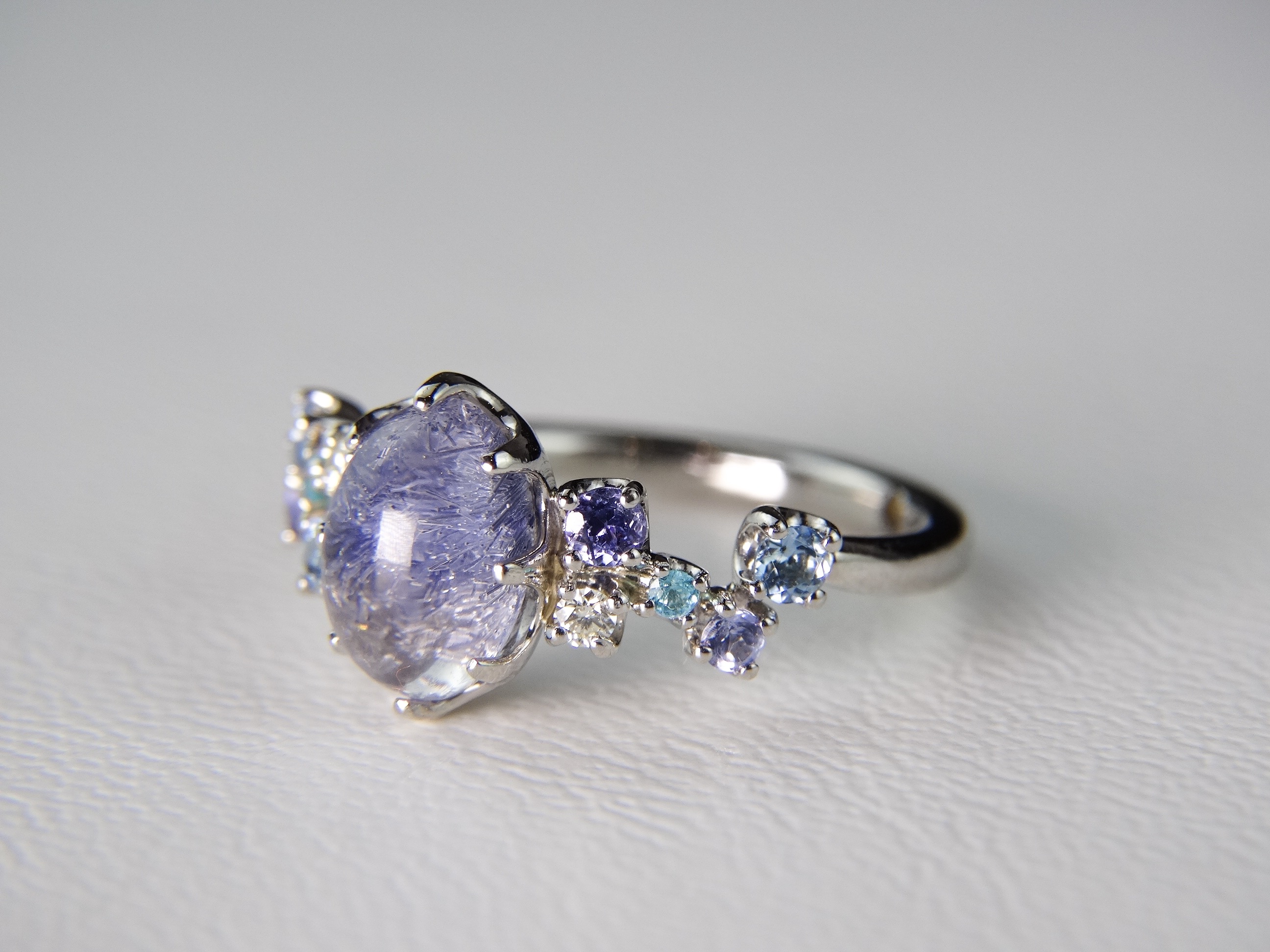 宝石の海　デュモルチェライトin クォーツ