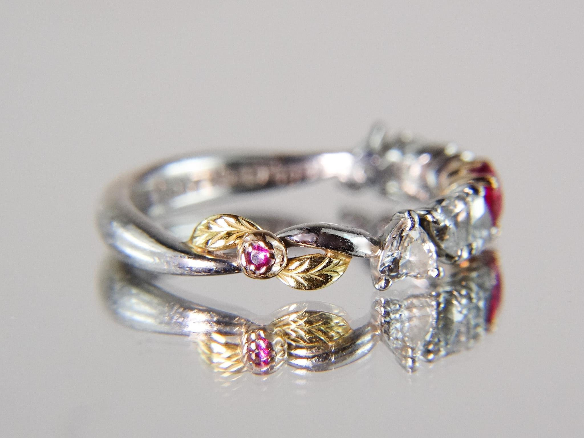 愛が連なるハートのエタニティリング