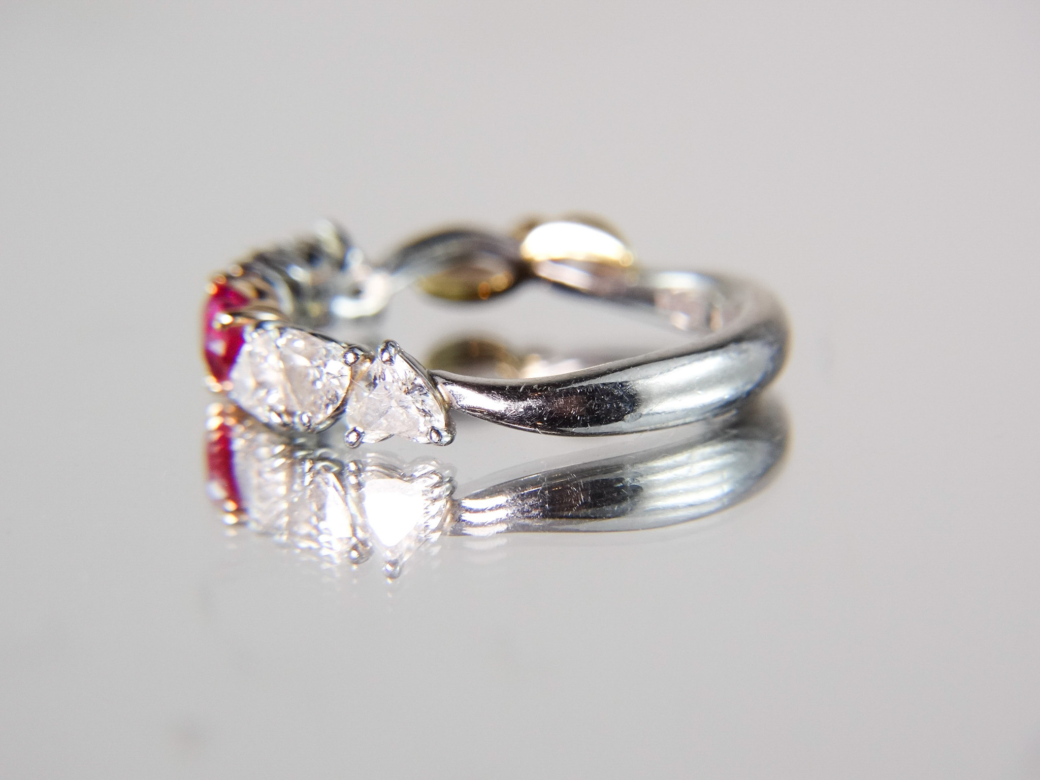 愛が連なるハートのエタニティリング